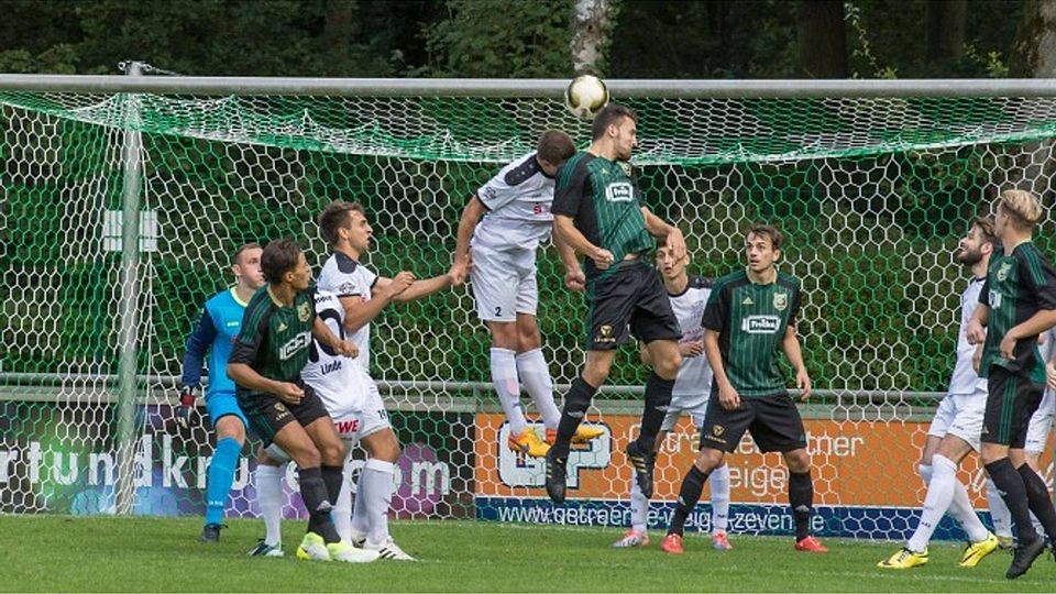 Die frühe Führung für den HSC: Oliver Warnke springt am höchsten und verlängert den Ball mit dem Hinterkopf zum 1:0 ins Netz. Foto Demmer