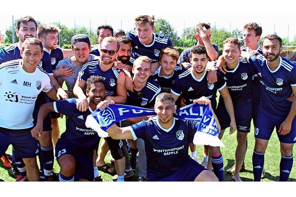 Das Team von Markus Hummel bejubelt den Aufstieg in die Kreisliga A. Das Team von Markus Hummel bejubelt den Aufstieg in die Kreisliga A.