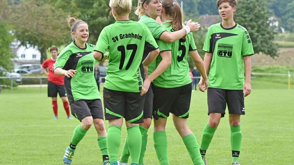 Joker Jennifer Eiberle (die Nummer 5 beim SV Granheim) bereitete den Weg zum 3:1-Sieg gegen den SV Eutingen und bekommt Lob von ihren Mitspielerinnen.  Emmenlauer