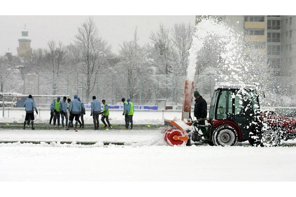 Da hilft kein Jammern: Auch bei Schnee und Wetter müssen sich Bayern Amateur-Kicker auf das zweite Fußballhalbjahr vorbereiten. FOTO: sampics