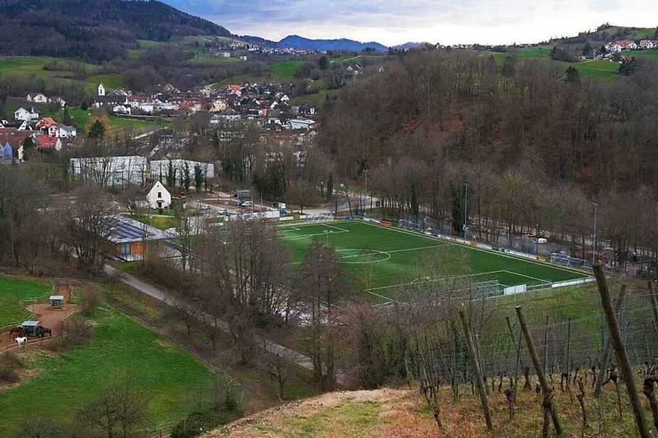 Der Sportplatz des VfR Merzhausen liegt direkt neben der neuen Containeranlage des Landkreises (oben links). 