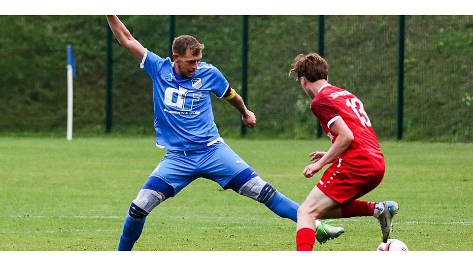 Verrichtet auch Defensivarbeit: Doppeltorschütze Jan Niklas Hardt (li., Obere Dill) fährt das linke Bein aus, um Breitscheids Neo Georg zu stoppen. Die SG setzte sich 4:1 gegen die SSG durch. © Lorenz Pietzsch