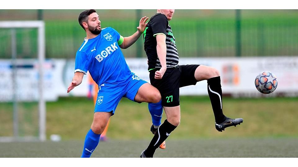  Torgarant seiner Mannschaft beim Match gegen die SG Eschenburg: Cleebergs Dominik Huisgen (l.), hier im Duell mit Wetters Jonas Braun. (© Jens Kaliske) 