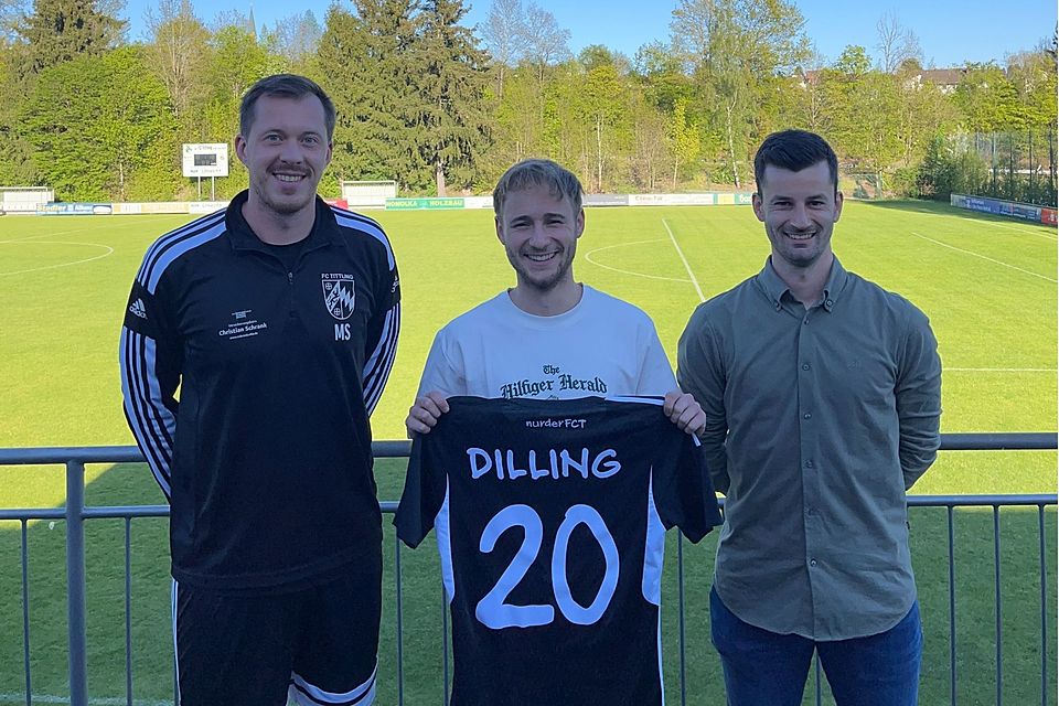 Lukas Klessinger (Mitte) zieht künftig das Trikot des FC Tittling über 