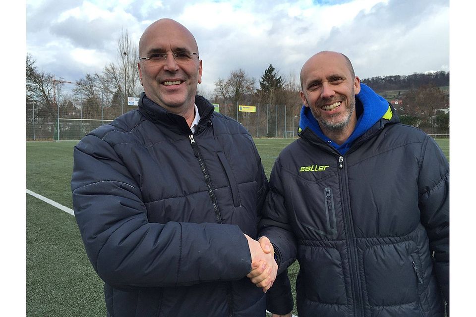 ASC-Vorsitzender Dr. Werner Rupp besiegelt per Handschlag die weitere Zusammenarbeit mit Trainer Alexander Stiehl.   Foto: ASC