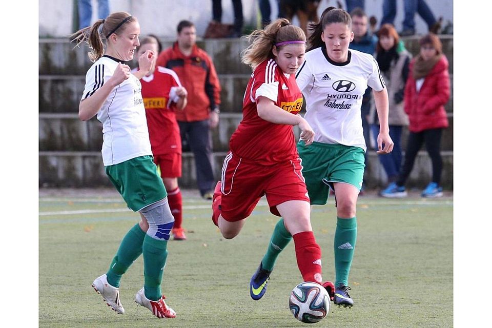 Die Fußballerinnen des FV Faurndau (am Ball Sophie Gairing) setzten sich gegen den FC Hausen durch.