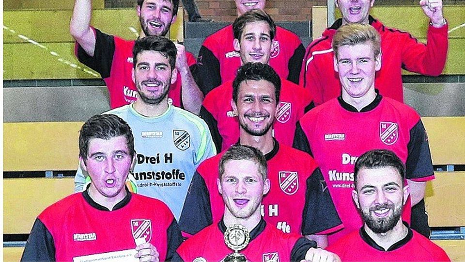 Stadtmeister Kückhoven hatte auch den besten Torschützen in seinen Reihen. Matthias Gorka (unten, l.) war sechsmal erfolgreich.Foto: Royal