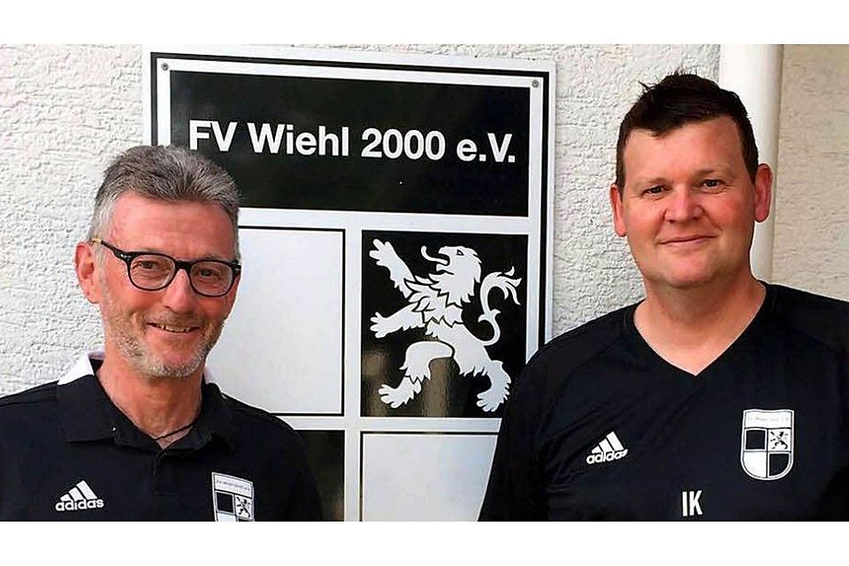 Dietmar Herhaus (l.) übernimmt die U14-Fußballer des FV Wiehl, Ingo Kippels kehrt als U19-Trainer zurück auf die Eichhardt. 