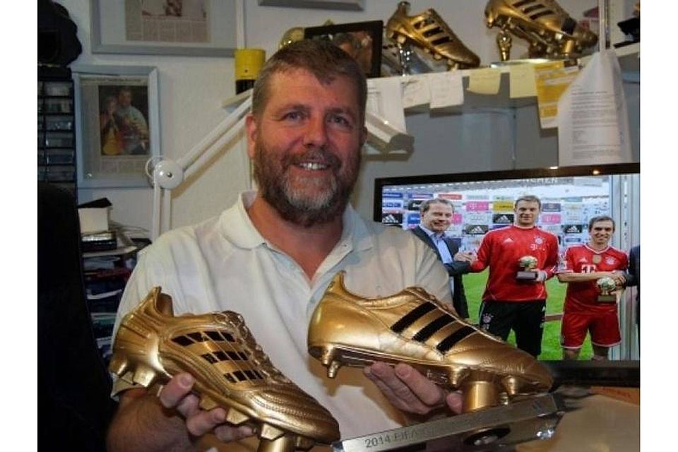 Frank Mayer ist der "Schuhmacher" des besten WM-Torjägers: Der berühmte "goldene Schuh" ist eine Handarbeit aus Bad Kreuznach. Links der "Predator", den Thomas Müller 2010 gewann, rechts der "World Cup", der jetzt lockt.   (Foto:Heidi Sturm)