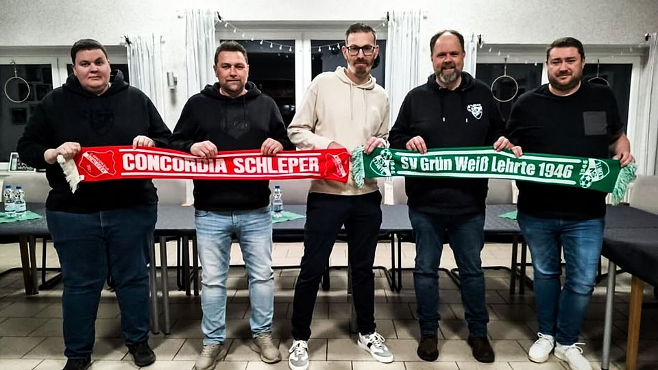Das Bild zeigt (v. I. n. r.) Christoph Gerdelmann (1. Vorsitzender Grün-Weiß Lehrte), Jürgen Struckmann (Fußballobmann Concordia Schleper), den neuen Trainer Patrick Pöppelmeyer, Thomas Rolfers (Fußballobmann Grün-Weiß Lehrte) und Jens Kluge (1 Vorsitzender Concordia Schleper).