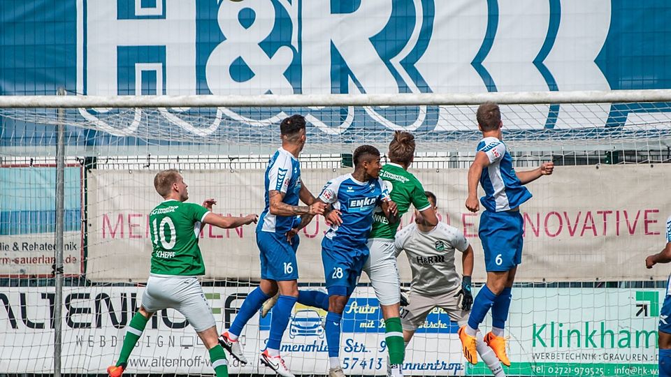 Der 35-fache Oberliga-Spieler Joshua Perea Torres (Mitte, mit der Nr. 28) verwandelte einen wichtigen Elfer für die TSG-Reserve im Aufstiegsspiel (Archivfoto).