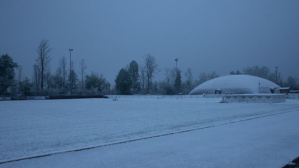 Eine Schneeschicht bedeckte am Donnerstagabend den Fußballplatz am Birkenmoos in Rottach-Egern. Deshalb wurde das Heimspiel des FC gegen die DJK Darching auf 7. Mai verschoben.