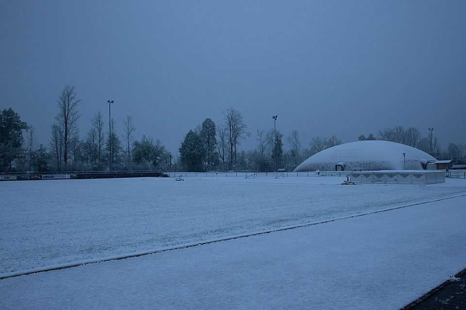 Eine Schneeschicht bedeckte am Donnerstagabend den Fußballplatz am Birkenmoos in Rottach-Egern. Deshalb wurde das Heimspiel des FC gegen die DJK Darching auf 7. Mai verschoben.