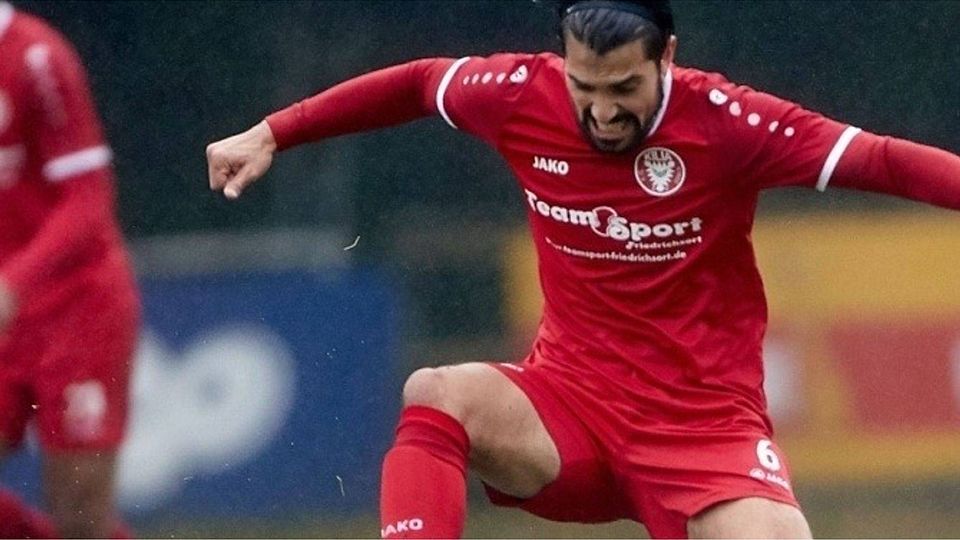 Zweikämpfe prägten das Spiel: Büdelsdorfs Marvin Jessen fährt dem Kieler Timur Yilmaz in die Parade.