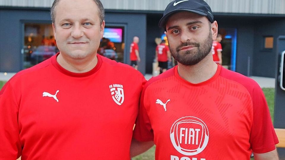 Beim FC Auggen ist Heiko Günther (link...her, der weiterhin auf dem Feld steht. | Foto: Fritz Zimmermann Beim FC Auggen ist Heiko Günther (links) nicht mehr Trainer. Vorübergehend übernehmen seine bisherigen Assistenten Mutlu Aggül (rechts) und Moritz Walther, der weiterhin auf dem Feld steht. 