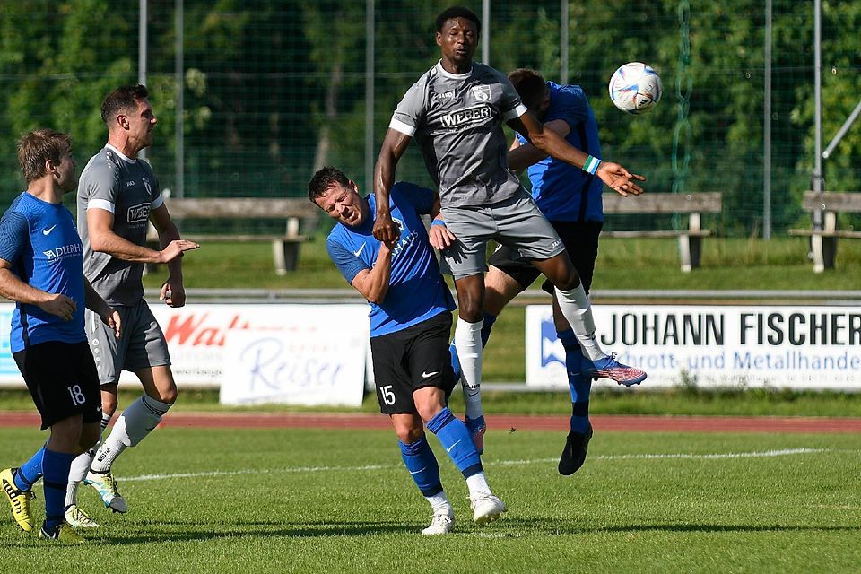 Obenauf waren Mohamed Barrie (2.v.re.) und der BCF Wolfratshausen auch gegen den gut gestarteten Aufsteiger aus Habach und gewann ihr Heimspiel deutlich mit 4:0.
