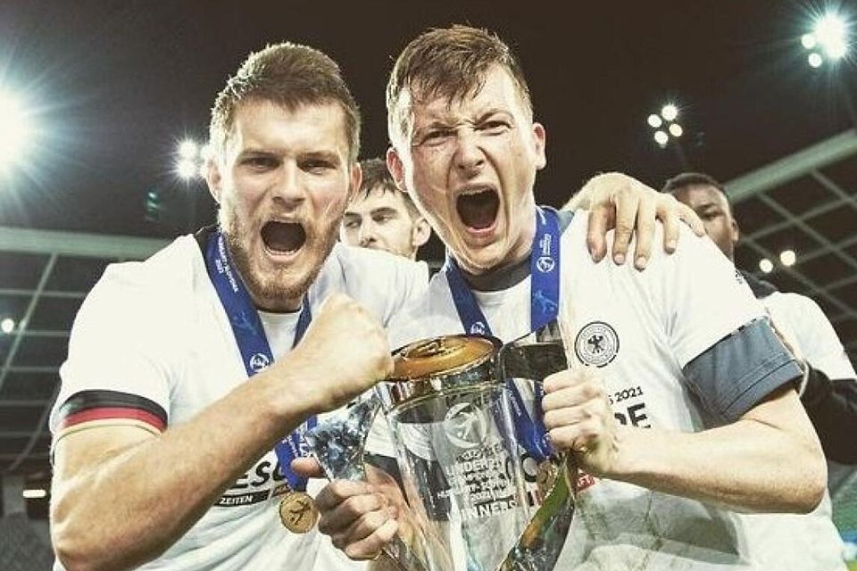 Da ist das Ding! Lukas Mai (li.) jubelt mit Torwart Schubert über den U21-EM-Titel.