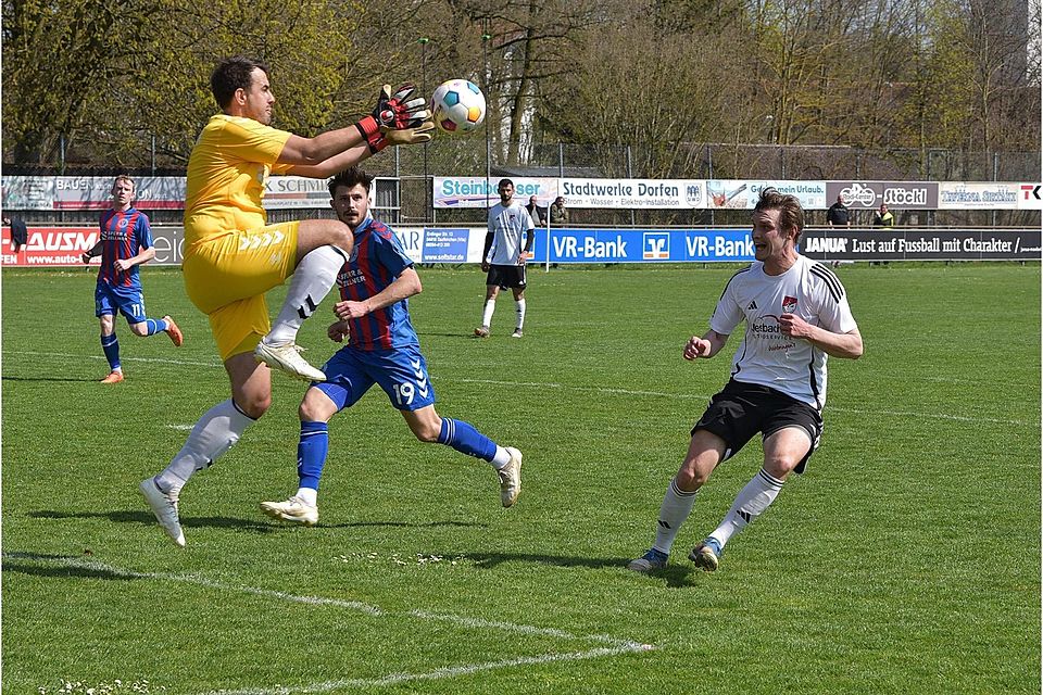 Kurzfristig reaktiviert: AH-Keeper Berni Schöberl (2.v.l.) sprang für die verletzten Keeper ein. Hier klärt er vor Gästestürmer Maximilian Wiedmann (r.). Manuel Zander (11) und Alexander Linner (19) staunen.