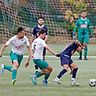 Haltemanöver: Was der FC Alsbach (links Timo Seitz, Mitte Luca Kreß) auch versuchte, Spitzenreiter Türk Gücü Darmstadt (rechts Zaalouki Bilal) war im Spiel der Fußball-Kreisoberliga nie ganz zu bremsen.	Foto: Peter Henrich