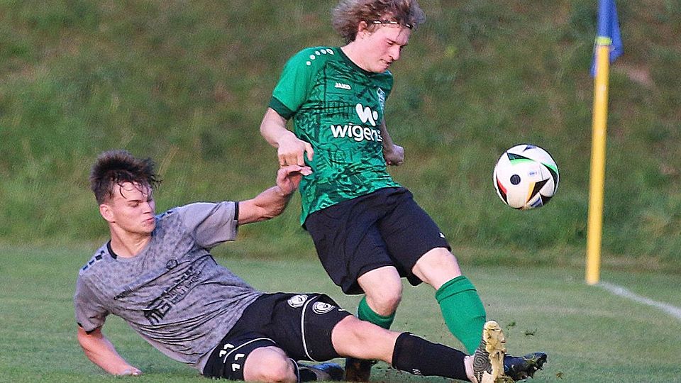 Behalten Jung-Torjäger Michael Rumpler (grätschend) und die SF Ursulapoppenricht im packenden Zweikampf mit Rieden (in Grün-Schwarz) die Oberhand und hieven sich in die Bezirksliga?