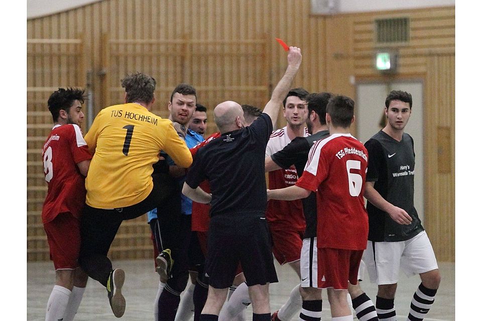 Beim Endspiel der Futsalkreismeisterschaft Alzey-Worms zwischen der TSG Pfeddersheim II und dem TuS Hochheim kochten die Emotionen hoch. F: Wolff