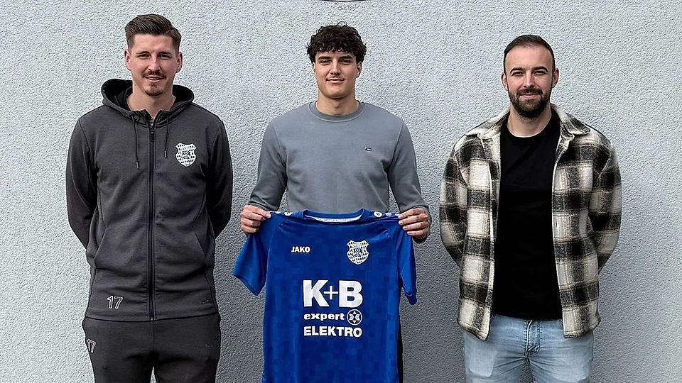 Das TuS-Spielertrainerduo Dennis Kramer (rechts) und Jonas Dotzler (links) freut sich über die Verpflichtung von Arjan Berisha.