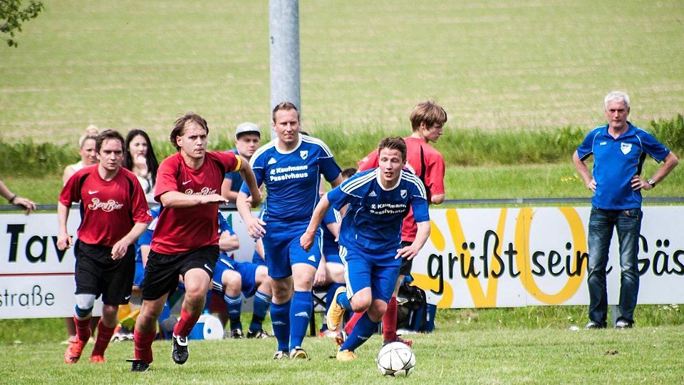 Oggelsbeuren (rot) schlägt Unterstadion mit 5:0. SZ-Foto: mas