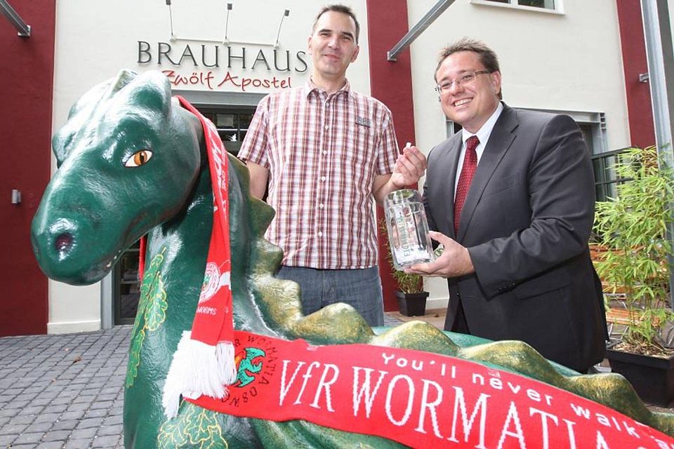 Hundert Prozent Wormatia: Der neue Wormatia-Vorsitzende Jochen Schneider (rechts, mit dem damaligen Stellvertreter Thomas Wittwer) ist dem VfR seit Jahren treu verbunden.	Archivfoto: Klotz