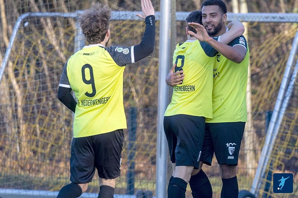 Moreno Mandel (re.) schnürte einen Dreierpack.