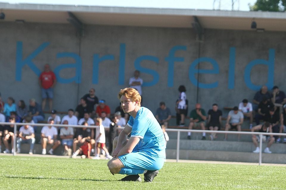 Aus und vorbei: Mittelfeldspieler Peter Wuthe am Samstag nach dem Schlusspfiff. Nach knapp zehn Jahren in der Landesliga muss der TSV Eintracht Karlsfeld wieder runter in die Bezirksliga. Aus und vorbei: Mittelfeldspieler Peter Wuthe am Samstag nach dem Schlusspfiff. Nach knapp zehn Jahren in der Landesliga muss der TSV Eintracht Karlsfeld wieder runter in die Bezirksliga.