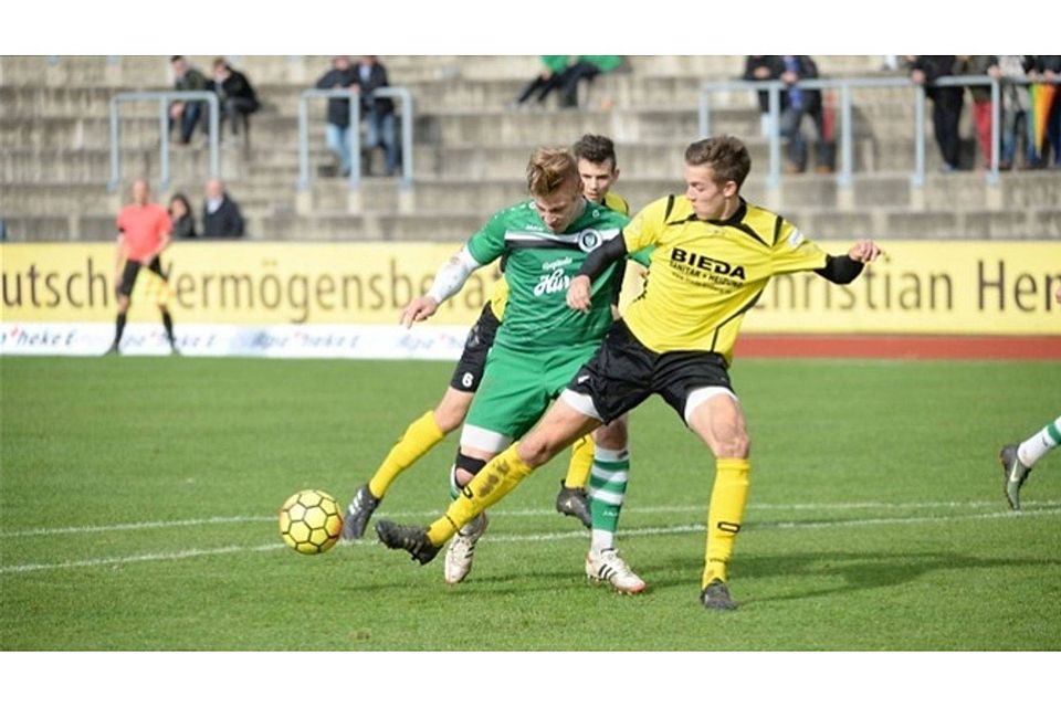 Mit dem 1:1 gegen das Top-Team aus Ansbach gelang den Ambergern (in Gelb) zu Hause eines der wenigen positiven Resultate. Foto: Brückmann