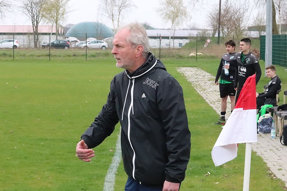 Schwinges Coach Günter Schultka ist nur selten ruhig an der Außenlinie. Hier forderte er den Abpfiff.