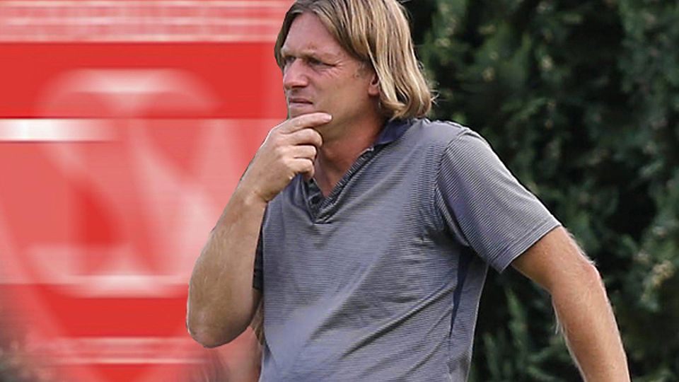 Martin Schmaußer wird sich noch bis zum Saisonende Gedanken über die Kornburger Aufstellung machen. Danach ist beim Bezirksligisten Schluss für den 49-Jährigen, der aber gerne weiterhin als Trainer tätig sein würde (F.: Sportfoto Zink).