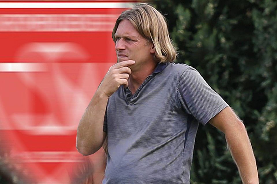 Martin Schmaußer wird sich noch bis zum Saisonende Gedanken über die Kornburger Aufstellung machen. Danach ist beim Bezirksligisten Schluss für den 49-Jährigen, der aber gerne weiterhin als Trainer tätig sein würde (F.: Sportfoto Zink).