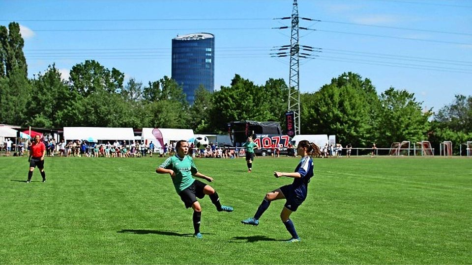 VfB-Spielerin Lisa Eger (links) im Zweikampf mit Maria Carolina Lanzino vom SV Heslach. Kurz zuvor hatte die Obertürkheimerin das 1:0 erzielt. Foto: Sebastian Steegmüller