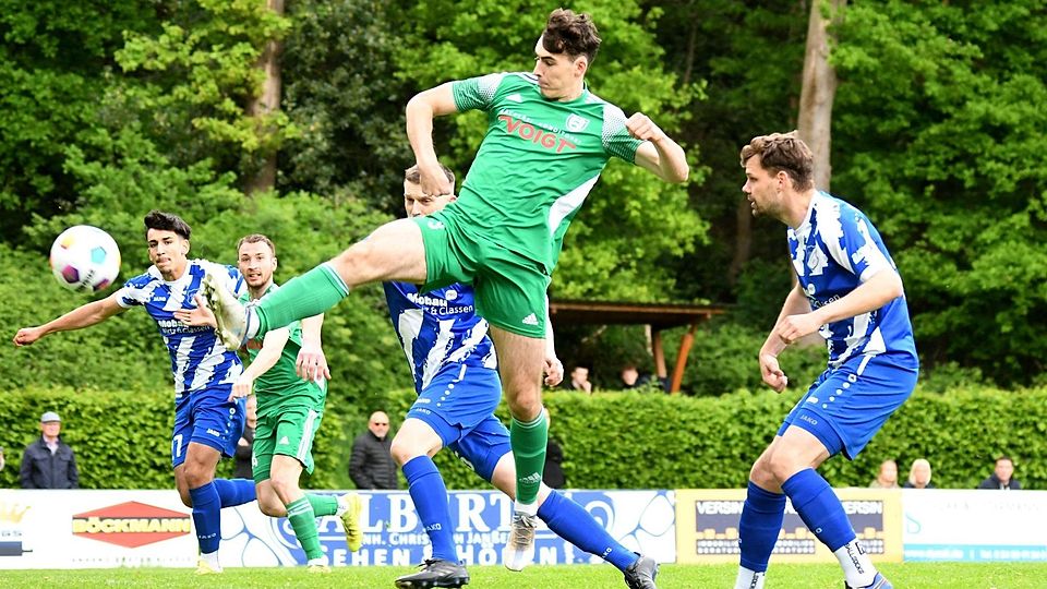 Da kann Schafhausens Abwehr nur zuschauen: Akrobatisch lenkt Maximilian Decker von den Gästen den Ball aufs Tor.