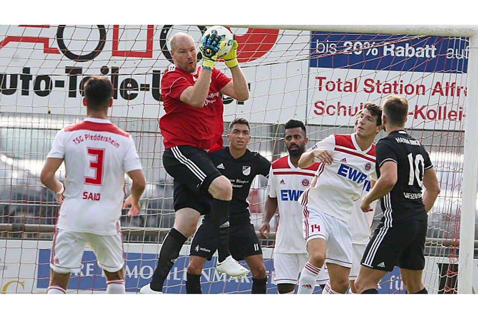 Jens Maaß (Mitte), hier im Spiel gegen Pfeddersheim, wird am Samstag gegen Emmelshausen im Kasten der Hassia stehen.  Archivbild: Daudistel