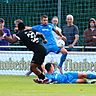 Yazid Tambo (in Schwarz) zirkelt den Ball an zwei Ettmannsdorfern vorbei zum zweiten Garching-Tor.