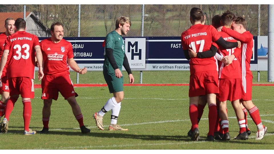 Zittern bis zum Schluss: Erst mit dem 3:1-Heimsieg im Derby gegen Altenstadt machten die Peitinger (in roten Trikots) den Einzug in die Meisterrunde der Kreisliga perfekt.