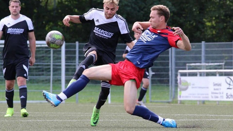 Abgeräumt: Niklas Effenberger (r.) von den Sportfreunden 69 holt Nierfelds Daniel Kesseler von den Beinen. Foto: Brackhagen