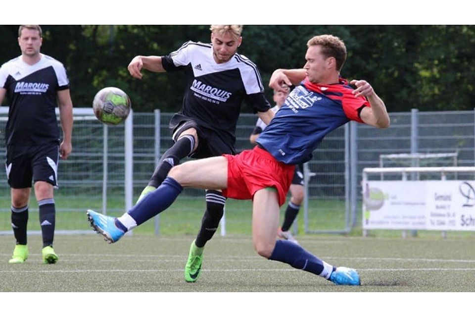 Abgeräumt: Niklas Effenberger (r.) von den Sportfreunden 69 holt Nierfelds Daniel Kesseler von den Beinen. Foto: Brackhagen