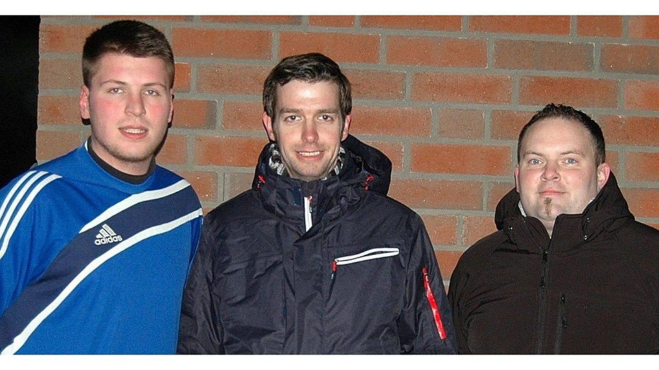 Eine seiner letzten Amtshandlungen als FSV-Fußballobmann war für Kai Michaelis (rechts) die Vertragsverlängerung mit Trainer Andre Petersen (Mitte). Links im Bild der neue FSV-Schriftführer Lasse Rosebrock.