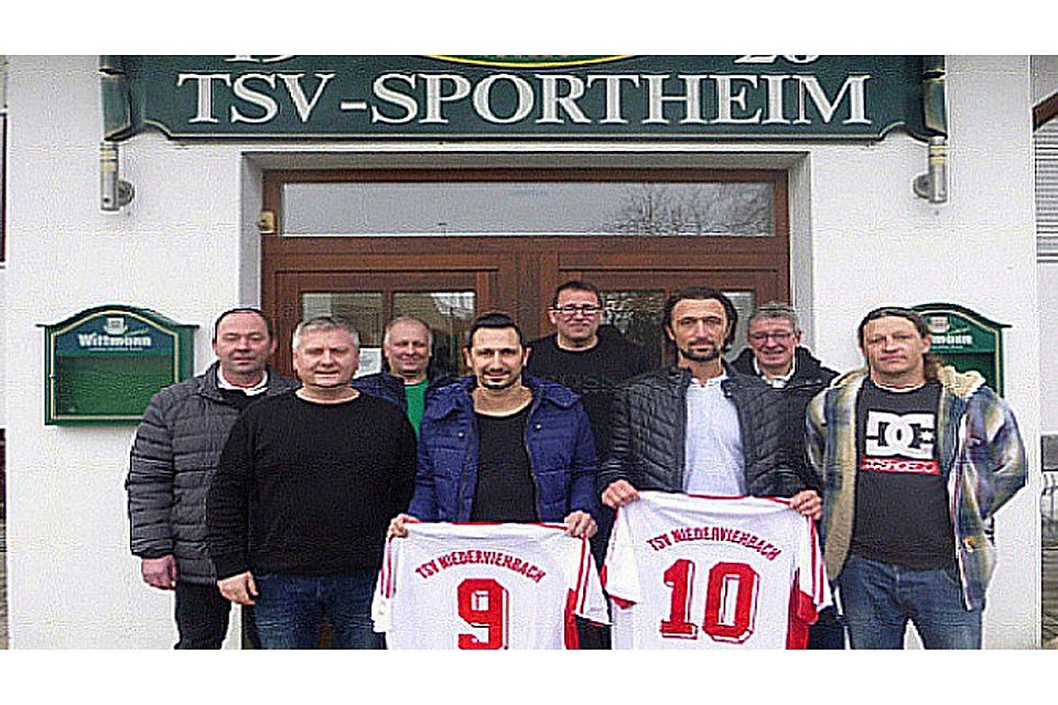 Freuen sich auf die Zusammenarbeit: Serkan Firat (vierter von links) und Mesut Firat (dritter von rechts) mit den verantwortlichen der Sparte Fußball