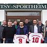 Freuen sich auf die Zusammenarbeit: Serkan Firat (vierter von links) und Mesut Firat (dritter von rechts) mit den verantwortlichen der Sparte Fußball