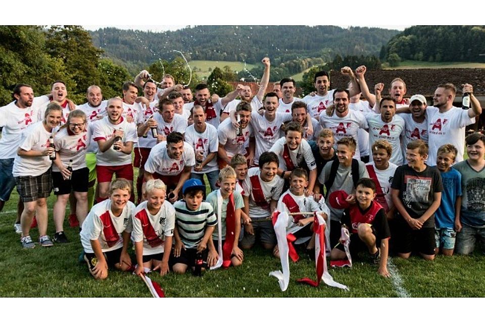 Aufstieg perfekt: Der SV Rot-Weiß Glottertal feiert | Foto: Patrick Seeger