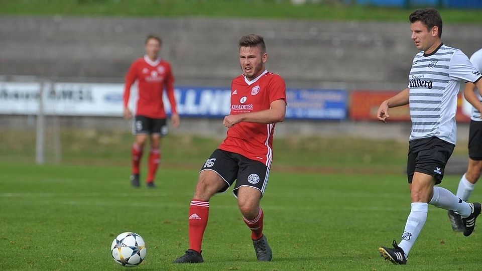 Bastian Parzer (am Ball) kehrt zu seinem Heimatverein zurück 