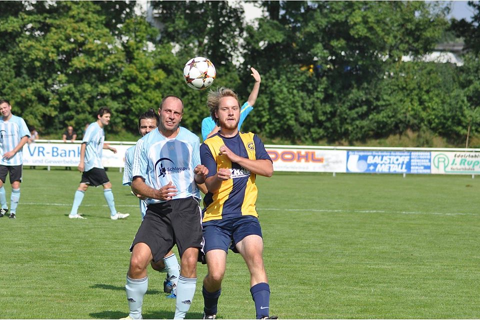 Christian Pfeilmeier (links) führte mit zwei Treffern die Entscheidung herbei. Rechts Andreas Dennerlöhr vom SV Ehingen. Foto: Oliver Reiser