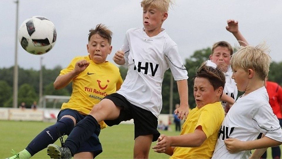 Dean Scholz (l./AFC) kommt gegen Luca Rohde (2.v.l.) nicht mehr an den Ball.  ©Carola Voigt