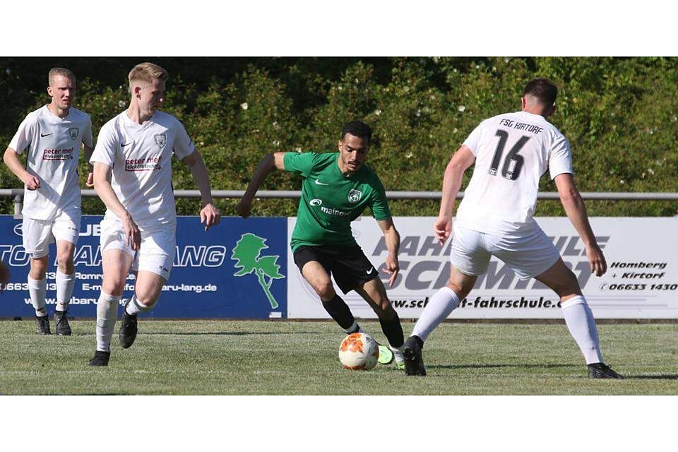  Amine Raissi war einer der Aktivposten des Kurdischen FC behauptet sich der KFC-Angreifer gegen Kirtorfs Pierre Küster (links) und Lennart Rechmann. (© Luca Raab) 