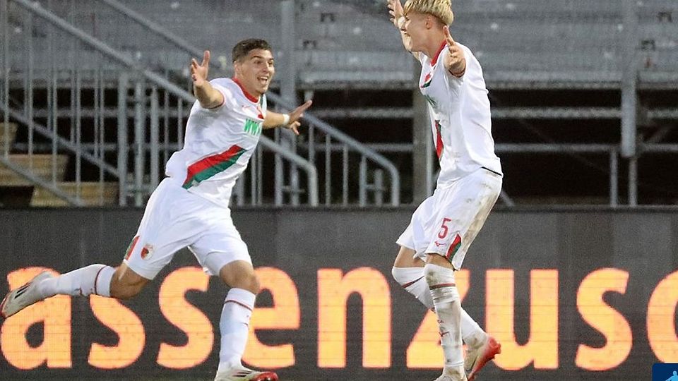 David Dreo (li.) darf sich über eine Vertragsverlängerung beim FC Augsburg freuen.